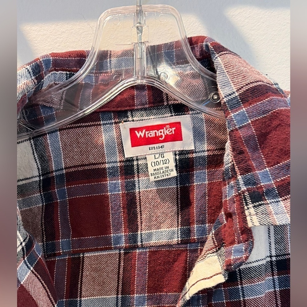 Wrangler button up boys size L (10/12) - Picture 2 of 4